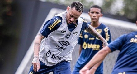 Neymar no primeiro treino pelo Santos