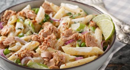 Salada de macarrão com iogurte e atum (Imagem: AS Foodstudio | Shutterstock)