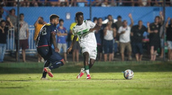 O jogador estreou na derrota para o Cianorte, com apenas 16 anos e 3 dias e se tornou o segundo mais jovem da história a vestir a camisa do Coxa.