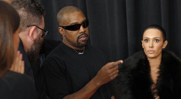 Imagem de Kanye West e Bianca Censori no Grammy 2025