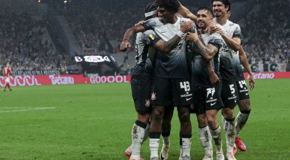 Jogadores abraçam Talles Magno após marcar gol pelo Corinthians