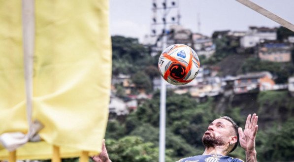 Neymar treina no CT Pelé nesta manhã de segunda-feira (03).