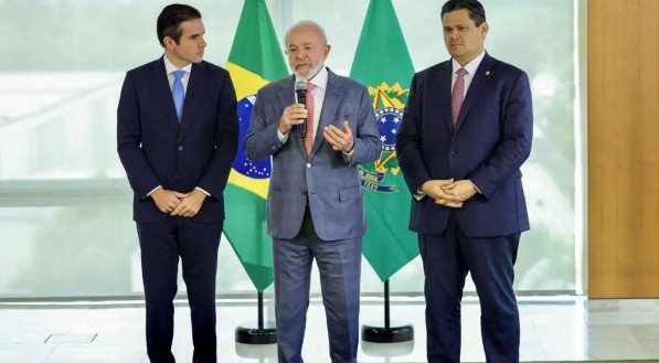 Presidente da República, Luiz Inácio Lula da SIlva, ladeado pelo presidente do Senado, Davi Alcolumbre (União Brasil-AP), e pelo presidente da Câmara, Hugo Motta (Republicanos-PB)