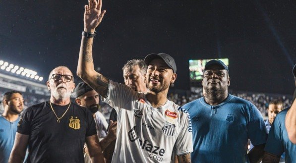 Neymar acena para os torcedores na Vila Belmiro