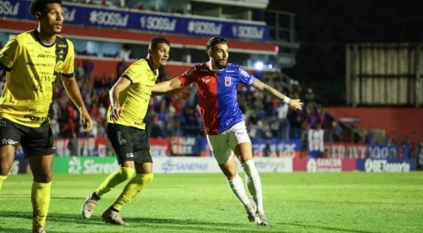 Jogador do Paraná em lance de bola parada