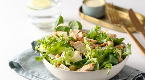 Salada de rúcula com alface e frango (Imagem: vasanty | Shutterstock)