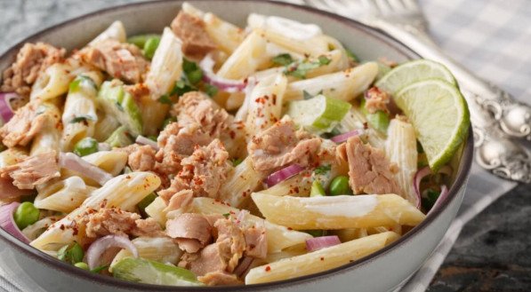 Salada de macarrão com iogurte e atum (Imagem: AS Foodstudio | Shutterstock)