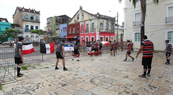 Torcedores jogam bola no p&aacute;tio da Igreja de Santa Cruz, no Recife