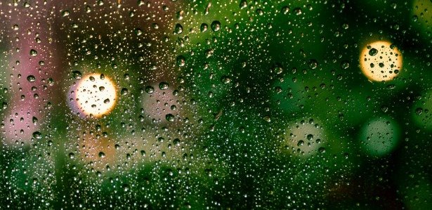 Imagem ilustrativa de chuva observada pela janela
