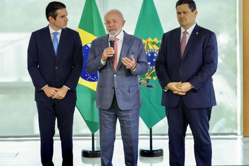 Presidente da República, Lula, ladeado pelo presidente do Senado, Davi Alcolumbre, e pelo presidente da Câmara, Hugo Motta