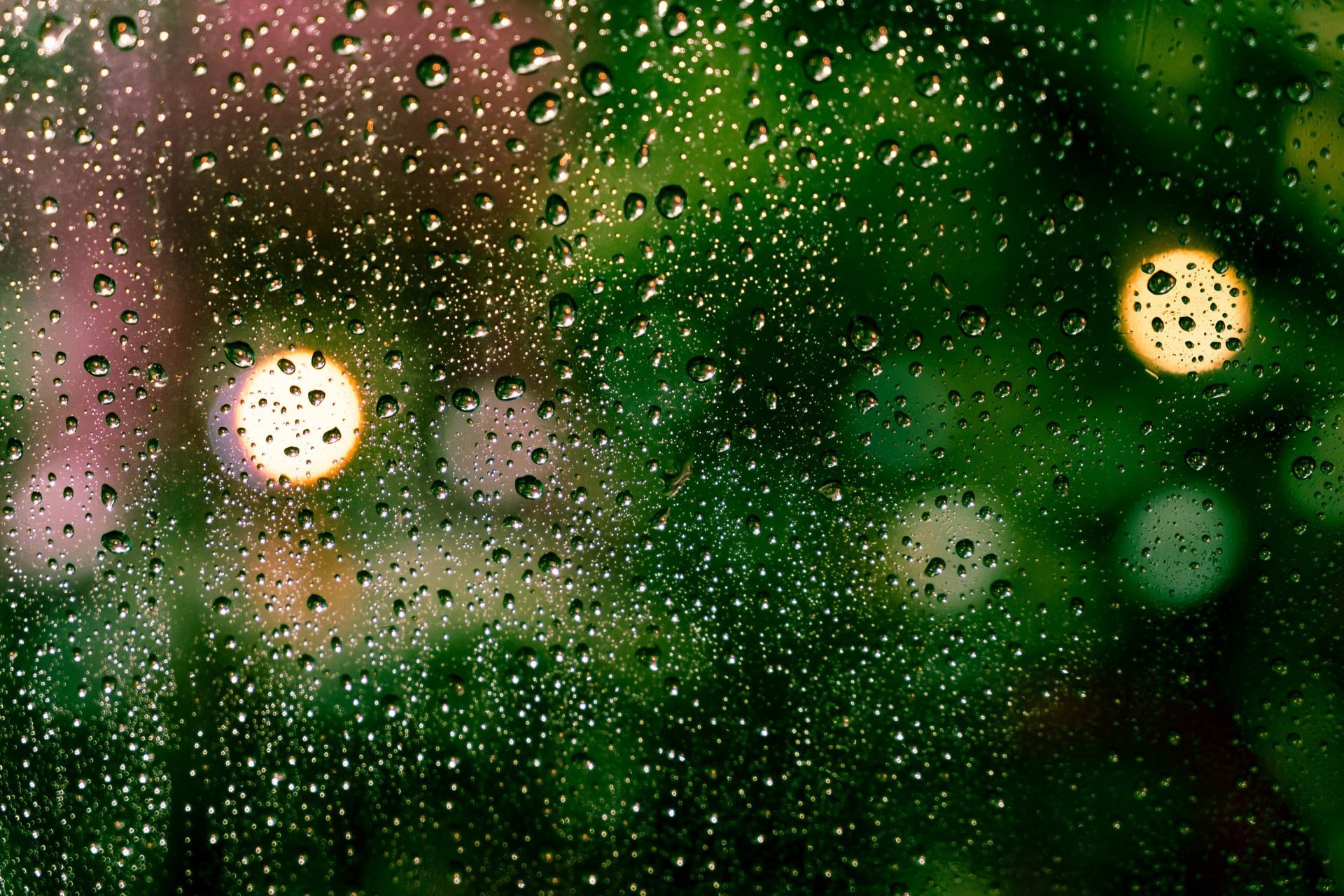 Imagem ilustrativa de chuva observada pela janela