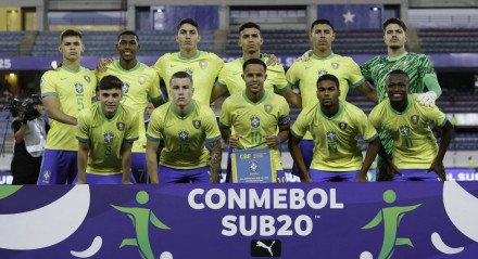 A seleção brasileira jogou quase todo o segundo tempo com um a menos e suportou a pressão dos uruguaios