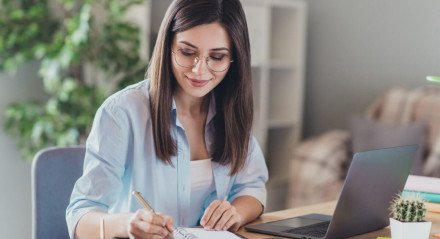 É possível aumentar a renda trabalhando de casa (Imagem: Roman Samborskyi | Shutterstock)