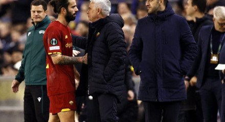 Sérgio Oliveira, com a camisa da Roma, é cumprimentado por José Mourinho