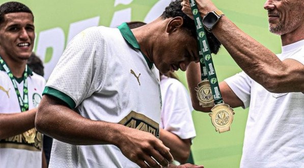 O atacante Lucas Gabriel da equipe Sub-17 do Palmeiras comentou sobre a conquista da Copa Puma, diante do Red Bull Bragantino, na última sexta-feira(31), na Arena Barueri. A decisão terminou empatada em 2 a 2 com vitória do Verdão nos pênaltis. O atacante foi destaque do Palmeiras na competição marcando três gols em seis partidas [&amp;#8230;]