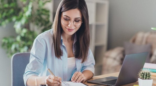 É possível aumentar a renda trabalhando de casa (Imagem: Roman Samborskyi | Shutterstock)