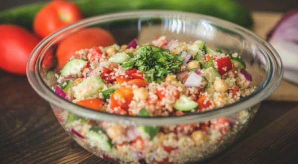 Salada de quinoa com grão-de-bico, tomate e pepino (Imagem: Megan Betteridge | Shutterstock)