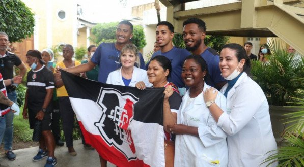 Jogadores do Santa Cruz em visita ao Hospital de Câncer de Pernambuco