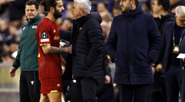 Sérgio Oliveira, com a camisa da Roma, é cumprimentado por José Mourinho