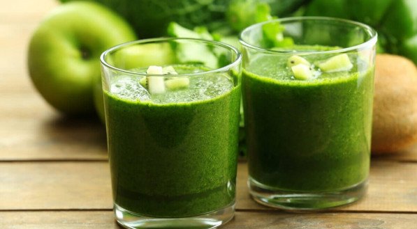 Suco verde de kiwi e maçã-verde (Imagem: Africa Studio | Shutterstock)