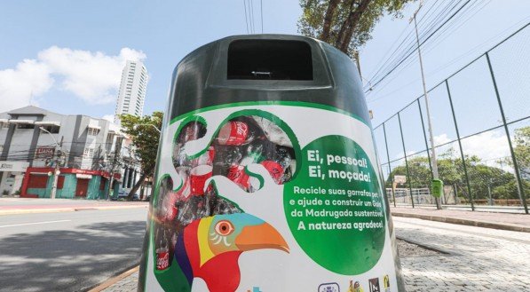Campanha do Galo da Madrugada 2025 tem foco na participação coletiva e sustentável dos recifenses.