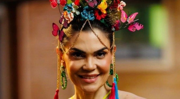 Imagem de Juana Moura com adereços