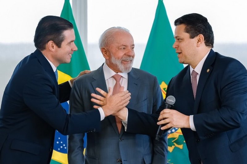 Presidente Lula ladeado por Hugo Motta e Davi Alcolumbre, presidentes da Câmara e do Senado