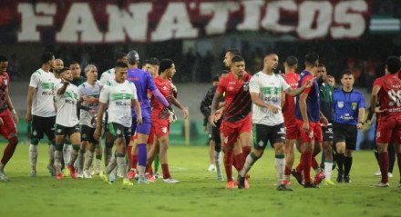 Cinco atletas do Coritiba marcaram presença na Demafe para prestar depoimento nesta terça (4), por conta da briga generalizada no Athletiba.