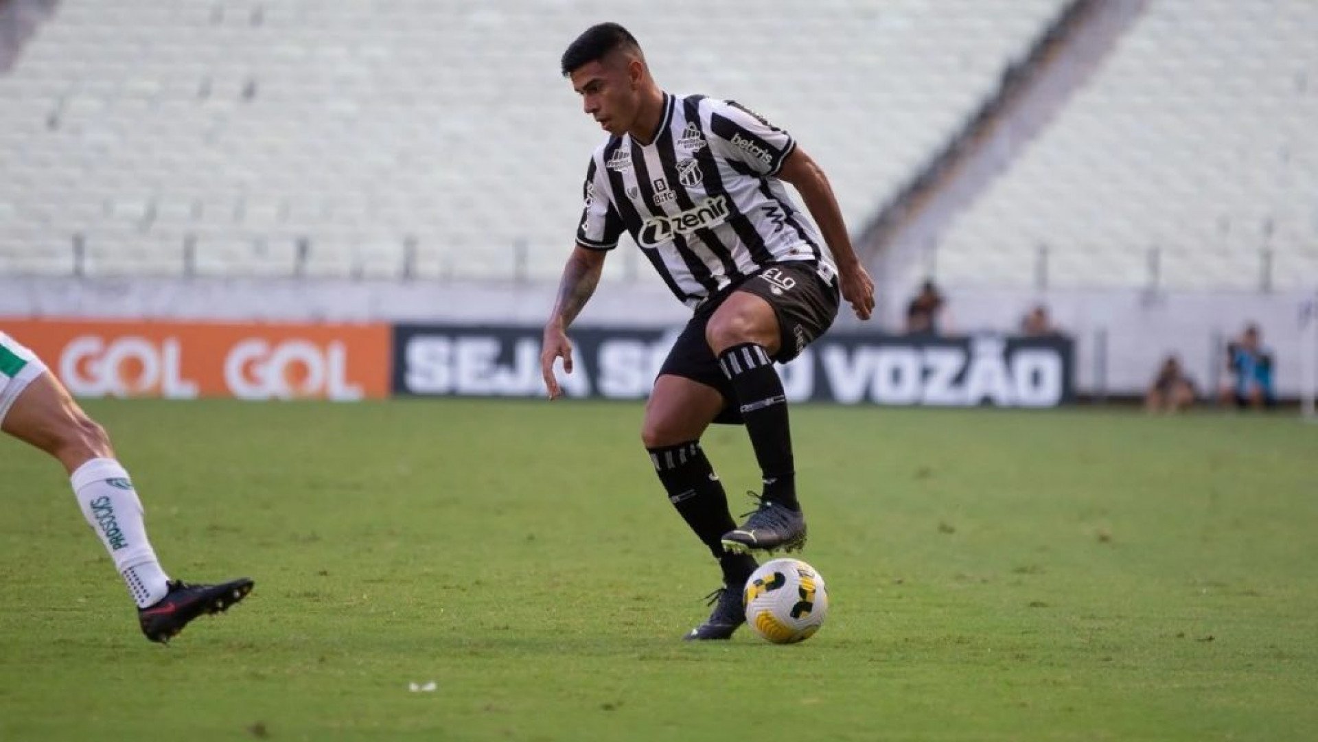 O zagueiro de 22 anos está de saída para o Botafogo, que vai render quase R$11 milhões aos cofres do Vozão na negociação.