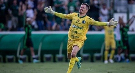 Tadeu, goleiro do Goiás