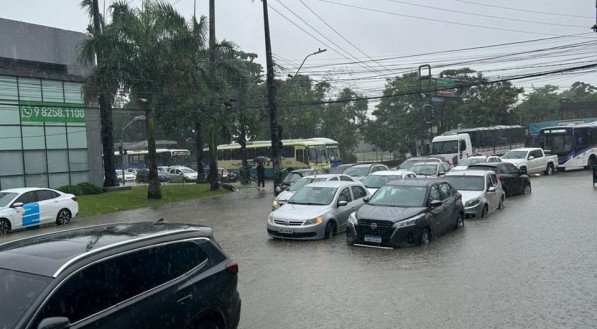 Prefeitura do Recife renova status de alerta máximo na cidade