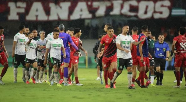 Cinco atletas do Coritiba marcaram presença na Demafe para prestar depoimento nesta terça (4), por conta da briga generalizada no Athletiba.