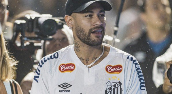 Neymar sorrindo em apresentação ao Santos na Vila Belmiro