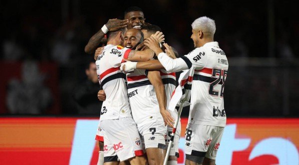 Jogadores abraçam Lucas Moura após gol do São Paulo