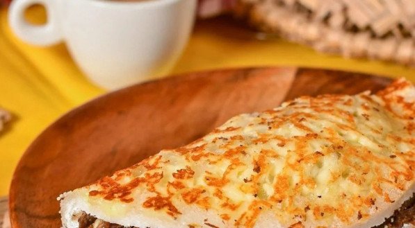 Imagem de uma das opções do cardápio da padaria recifense Parla Deli: Tapioca de Charque com Café Expresso