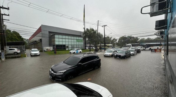 Imagem da avenida General Polidoro com Caxangá
