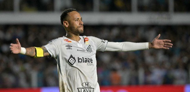 Golaço! Veja o gol olímpico de Neymar pelo Santos hoje (23/02) no Paulistão 2025