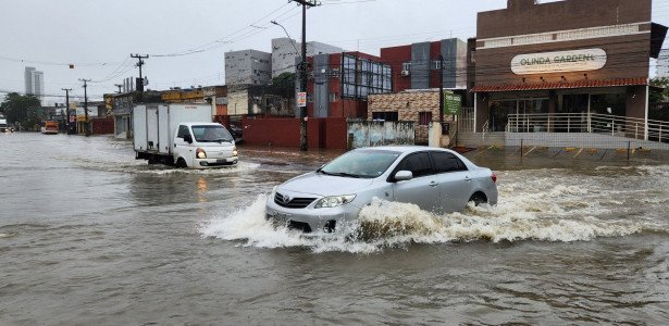 Chuvas no Grande Recife causam caos no trânsito e impactam rotina nesta quarta-feira