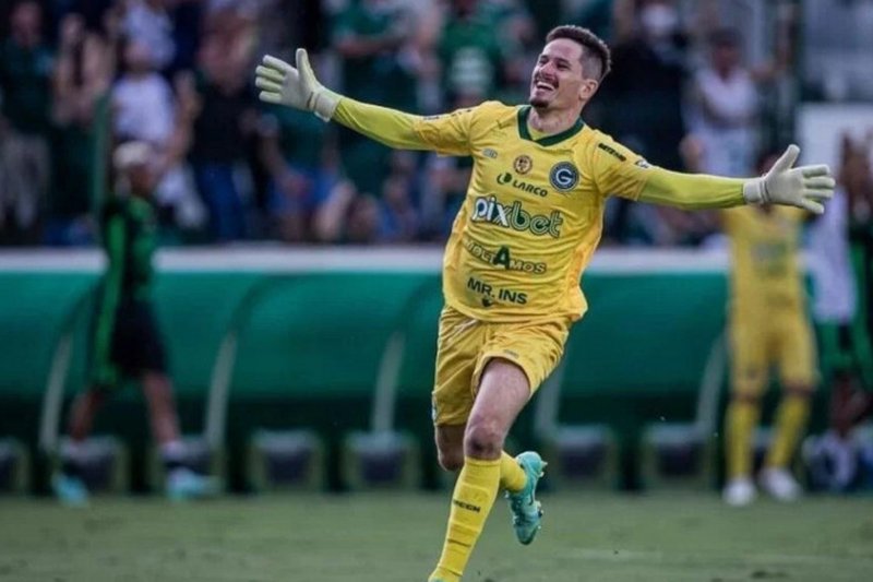 Tadeu, goleiro do Goiás