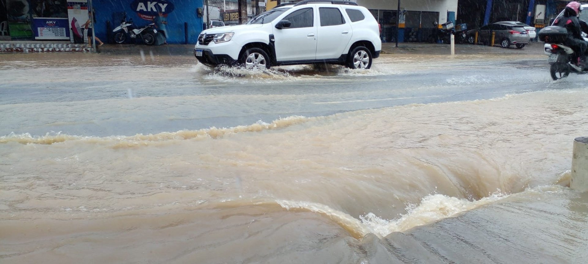Em per&iacute;odos de mar&eacute; alta, a capacidade de escoamento da &aacute;gua da chuva diminui