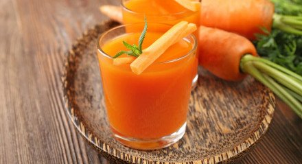 Suco de cenoura, laranja e mel (Imagem: Africa Studio |  Shutterstock)
