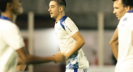 O jovem estreou na vitória do Avaí diante do Hercílio Luz, entrando em campo com apenas 16 anos, sete meses e vinte dias de vida.