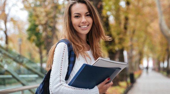 Dominar outros idiomas aumenta a segurança ao viajar para o exterior (Imagem: Shift Drive | Shutterstock) 