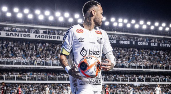 Neymar com a bola do Campeonato Paulista na reestreia pelo Santos