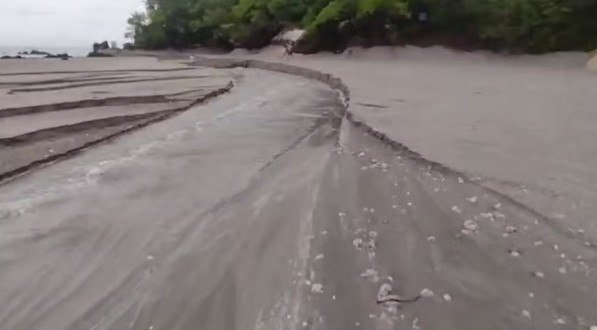 Engorda da praia de Ponta Negra alagou e abriu uma grande vala
 