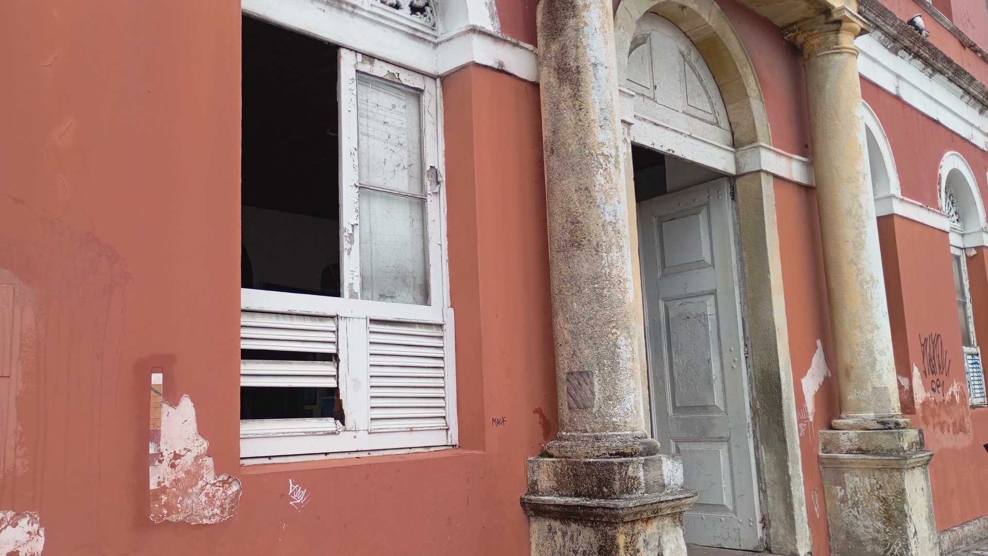 Prédio do Ginásio Pernambucano deteriorado