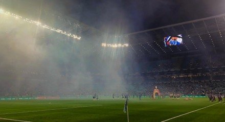 Festa da torcida Arena do Grêmio na entrada dos times