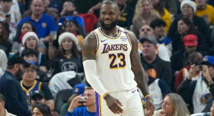 Los Angeles Lakers bateram o Golden State Warriors e LeBron fez história mais uma vez 