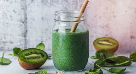 Suco de kiwi com espinafre (Imagem: ascalurmen | Shutterstock)