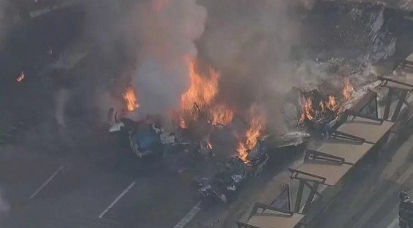 Imagem do do avião pegando fogo